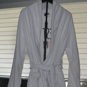Pre-owned Cynthia Rowley white bathrobe with a phrase on the back. Size L.